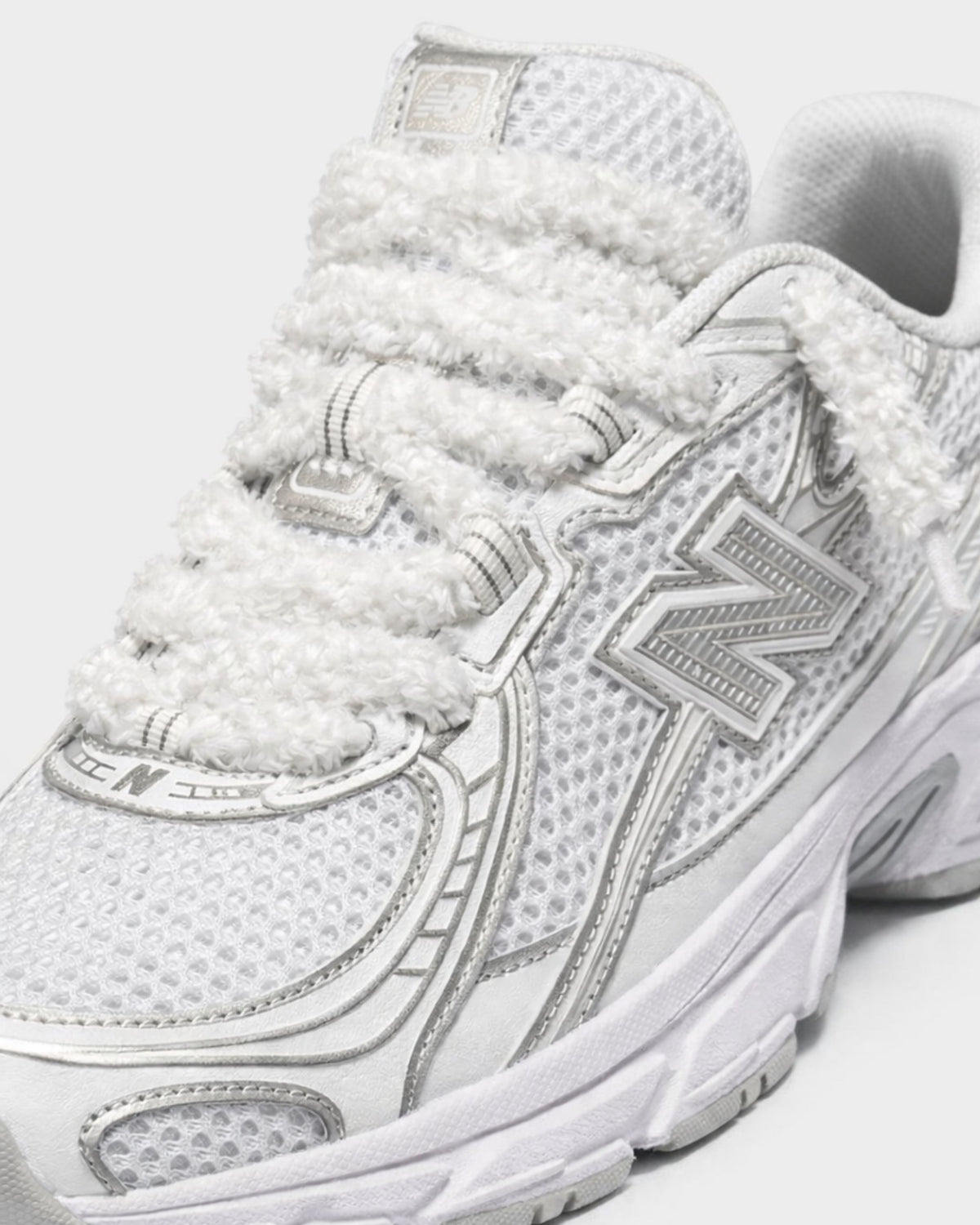 New Balance 740 - White - Sneykers