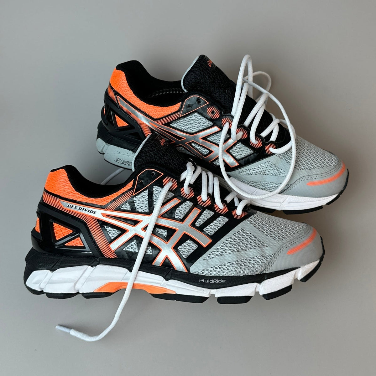 ASICS Gel Nimbus 16 - Gris Clair / Orange - Sneykers