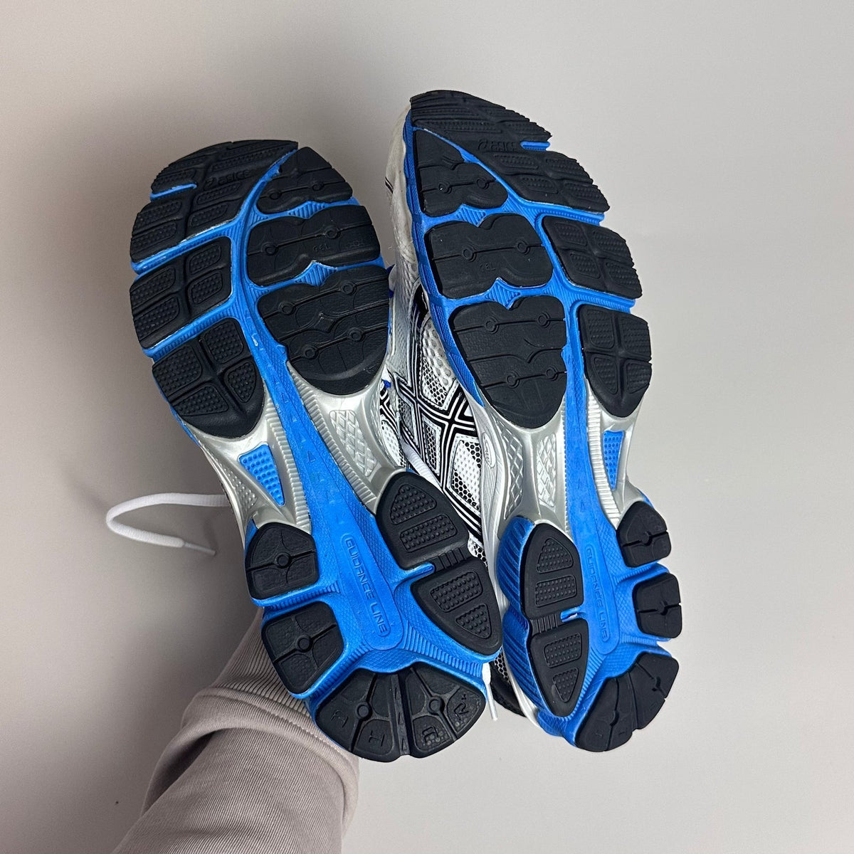 ASICS Gel Nimbus 16 - Blanc / Bleu Vif / Noir - Sneykers