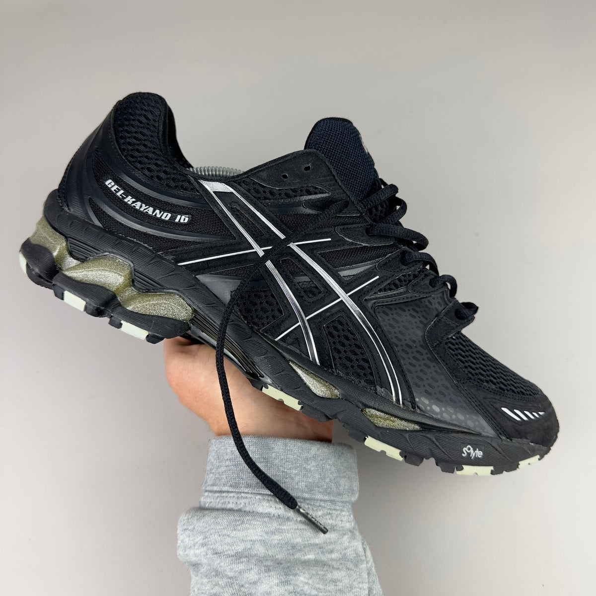 ASICS Gel Nimbus 16 - Noir / Kaki / Crème - Sneykers