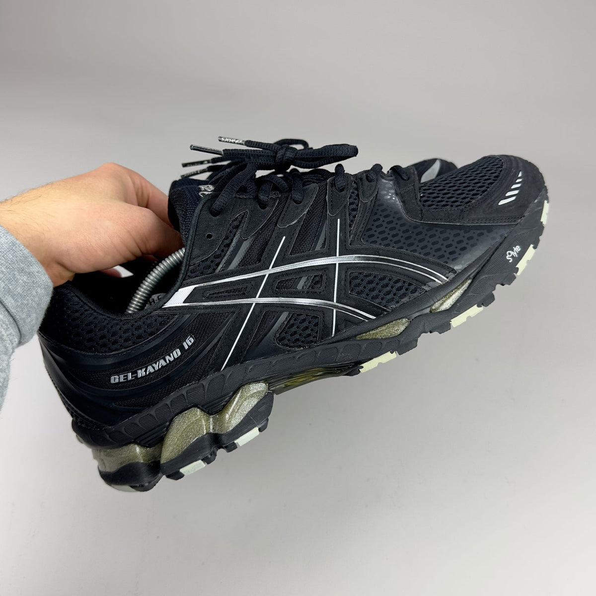 ASICS Gel Nimbus 16 - Noir / Kaki / Crème - Sneykers
